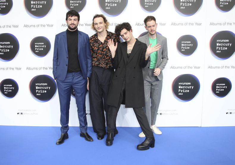 ARCHIVO - Los miembros de la banda The 1975, de izquierda a derecha, Ross McDonald, George Daniel, Matthew Healy y Adam Hann, posan para los fotógrafos a su llegada al evento Mercury Prize Albums of the Year en Londres, el 15 de septiembre de 2016. (Foto Joel Ryan/Invision/AP, archivo)