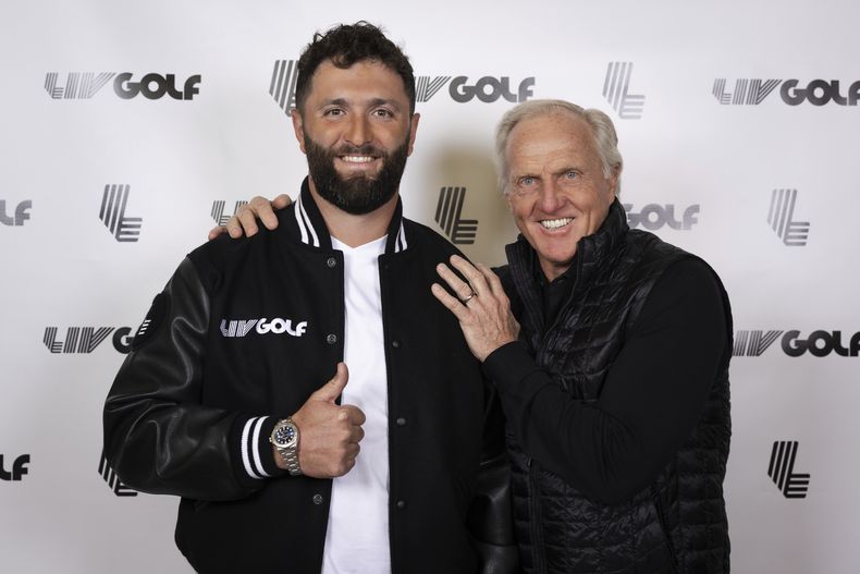 En foto otorgada por LIV Golf, Jon Rahm y el comisionado y director ejecutivo de LIV Golf Greg Norman posan para una foto en Nueva York tras el anuncio de que Rahm se unirá a la liga el jueves 7 de diciembre del 2023. (Foto by Scott Taetsch/LIV Golf via AP)