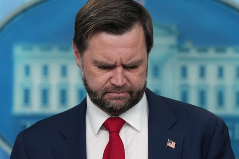 El vicepresidente de Estados Unidos, JD Vance, escucha la pregunta de un reportero en la Sala de Prensa James Brady de la Casa Blanca, en Washington, el 18 de junio de 2026 (AP Foto/Jacquelyn Martin)