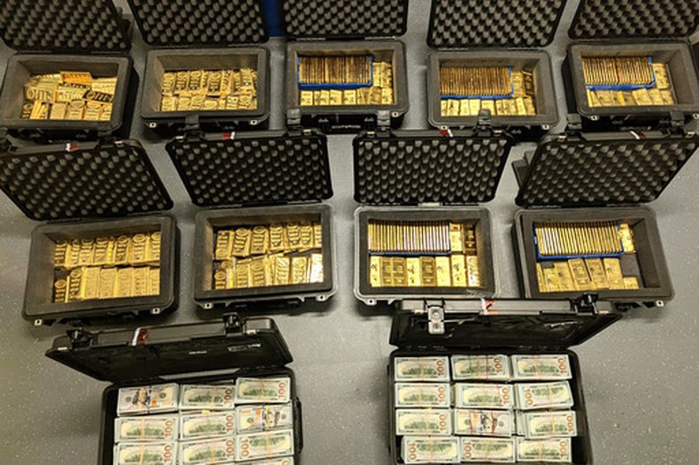Esta imagen difundida por el Departamento de Justicia de Estados Unidos e incluida en documentos judiciales, muestra lingotes de oro y dinero en efectivo incautados de la residencia de David J. Rush durante un allanamiento el 19 de mayo de 2026, en Ashburn, Virginia. (AP Foto/Departamento de Justicia vía AP)