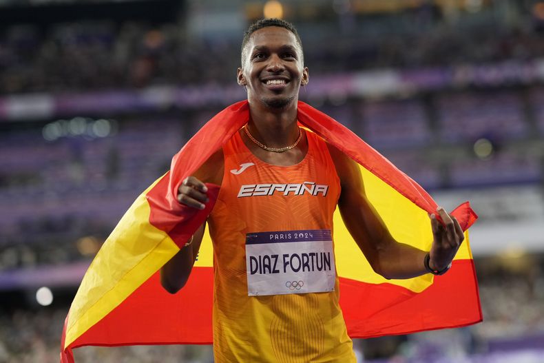 Jordan Alejandro Díaz, de España, celebra luego de ganar el salto triple en los Juegos Olímpicos del 2024 el viernes 9 de agosto de 2024, en Saint-Denis, Francia. (AP Foto/Bernat Armangue)