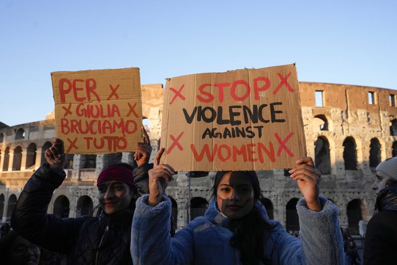 Mujeres muestran letreros durante una protesta para conmemorar el Día Internacional para la Eliminación de la Violencia contra la Mujer, frente al Coliseo en Roma, el sábado 25 de noviembre de 2023. (AP Foto/Alessandra Tarantino)