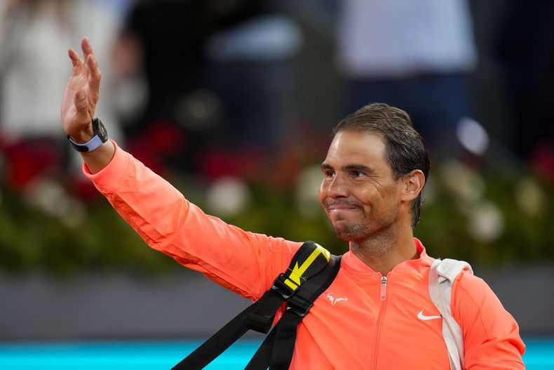 Rafael Nadal se despide del público tras su eliminación del Abierto de Madrid ante Jiri Lehecka, el martes 30 de abril de 2024. (AP Foto/Manu Fernández)