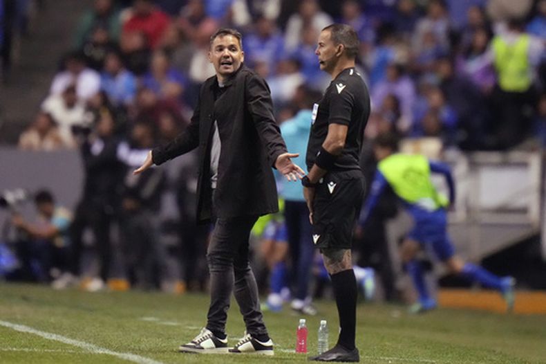 Nicols Larcamón, técnico de Cruz Azul, discute con un árbitro durante el partido contra Los Ángeles FC en la Copa de Campeones de la CONCACAF, el martes 14 de abril de 2026, en Puebla, México. (AP Foto/Eduardo Verdugo)