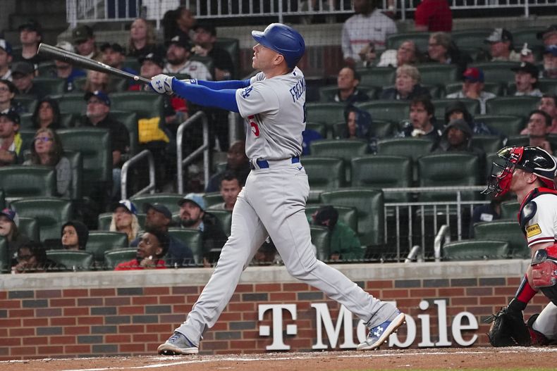 Freddie Freeman de los Dodgers de Los Ángeles conecta un jonrón de tres carreras en la quinta entrada mientras lo observa el cátcher Sean Murphy de los Bravos de Atlanta el lunes 22 de mayo del 2023. (AP Foto/John Bazemore)