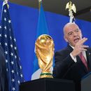 El presidente estadounidense Donald Trump escucha al presidente de la FIFA Gianni Infantino durante una recepción en la Trump Tower de New York, el viernes 17 de julio de 2026. (AP Foto/Jacquelyn Martin)