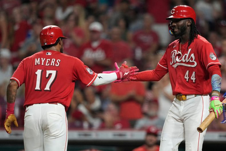 Dane Myers (17), de los Rojos de Cincinnati, celebra un jonrón solitario con Elly De La Cruz (44) durante la quinta entrada del juego de béisbol de Grandes Ligas contra los Dodgers de Los Ángeles, el miércoles 16 de septiembre de 2026, en Cincinnati. (AP Foto/Carolyn Kaster)