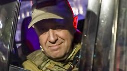 Yevgeny Prigozhin, propietario del Grupo Wagner, mira desde un vehículo militar en una calle en Rostov del Don, el sábado 24 de junio de 2023, al marcharse de la zona del cuartel general del Distrito Militar Sur de Rusia. El líder mercenario ruso ya era conocido por sus desafíos malsonantes y sin cortapisas a la autoridad, antes incluso del intento de rebelión que planteó el sábado. El reportado acuerdo para que vaya al exilio a Bielorrusia le situaría en un país donde ese comportamiento es aún menos aceptable que en su patria. (AP Foto)