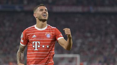 ARCHIVO - Lucas Hernández del Bayern Múnich tras marcar un gol ante el Barcelona en la Liga de Campeones, el martes 13 de septiembre de 2023. (AP Foto/Andreas Schaad)