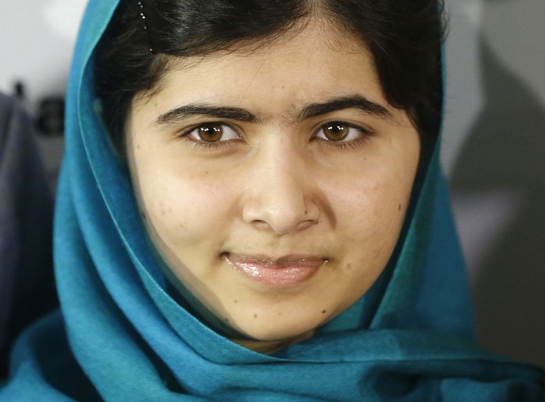 Malala Yousafzai posa para las c&aacute;maras el jueves 10 de octubre de 2013 en Nueva York. La paquistan&iacute; de 16 a&ntilde;os visita NY poco antes de que se conozca ganador del Nobel de la Paz, para el cual es considerada una fuerte contendiente. (F