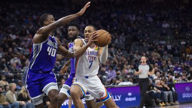 Barnes suma 24, Kings aguantan ante Thunder y ganan 113-103