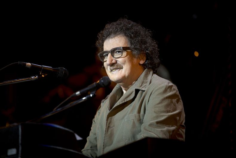 El cantautor argentino Charly Garc&iacute;a en una foto de archivo del 6 de diciembre del 2012 act&uacute;a en un concierto de Buenos Aires, Argentina.Garc&iacute;a ser&aacute; dado de alta el s&aacute;bado 16 de noviembre del 2013 en la tarde luego de qu