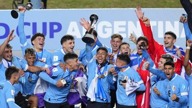 El capitán de Uruguay, Fabricio Díaz, levanta el trofeo tras ganar la final del Mundial Sub20 ante Italia en el estadio Diego Maradona de La Plata, Argentina, domingo 11 junio, 2023. (AP Foto/Natacha Pisarenko)