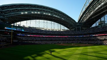 Jackson Merrill, de los Padres de San Diego, se encuentra en el jardín central durante la quinta entrada del Juego 2 de la Serie Divisional de la Liga nacional frente a los Cerveceros de Milweukee, el domingo 4 de octubre de 2026, en Milwaukee. (AP Foto/Chris Carlson)