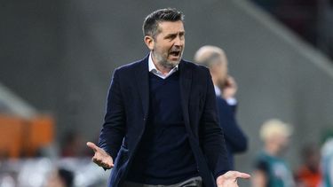 El técnico de Unión Berlín Nenad Bjelica durante el partido contra Augsburgo en la Bundesliga, el viernes 12 de abril de 2024. (Tom Weller/dpa vía AP)