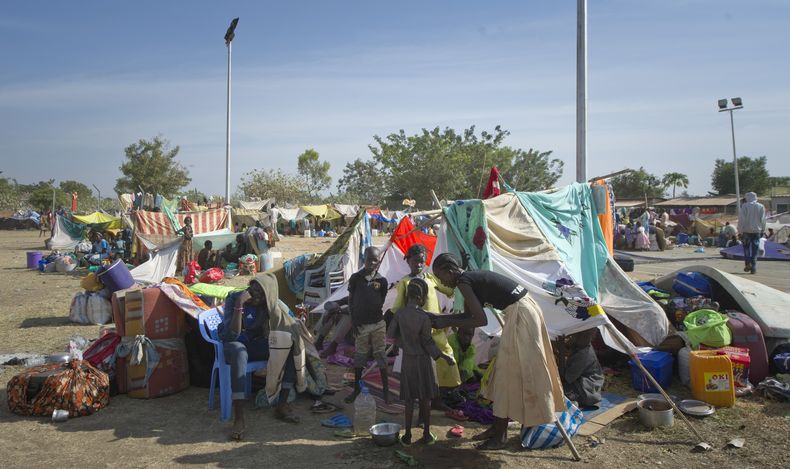 Una familia desplazada junto a sus pertenencias tras buscar refugio en el complejo de la Misi&oacute;n de la ONU en Sud&aacute;n del Sur  (UNMISS), en Juba, el jueves 19 de diciembre de  2013. (Foto AP)
