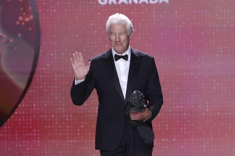 Richard Gere recibe el Goya Internacional durante la 39ª ceremonia de los Premios Goya en Granada, España, el sábado 8 de febrero de 2025, en Granada. (Foto AP/Fermin Rodriguez)