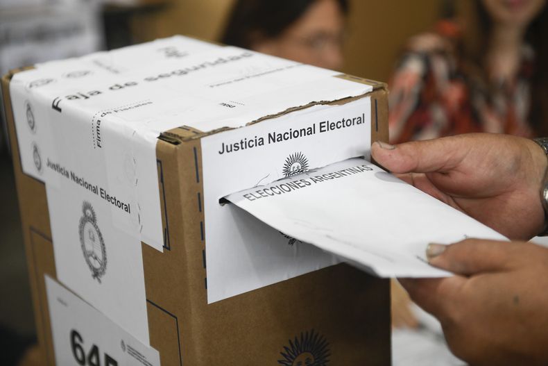 Una votante emite su boleta durante las elecciones generales en Buenos Aires, Argentina, el domingo 22 de octubre de 2023. (AP Foto/Gustavo Garello)