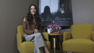 La cantautora costarricense Debi Nova posa para un retrato durante una entrevista en la Ciudad de México el martes 13 de febrero de 2024. (Foto AP/Berenice Bautista)