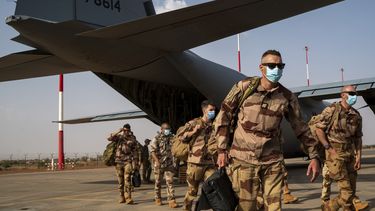 En esta imagen de archivo, soldados franceses desembarcan de un avión de carga C130 de la Fuerza Aérea de Estados Unidos en una base de Niamey, Níger, el 9 de junio de 2021. (AP Foto/Jerome Delay, archivo)