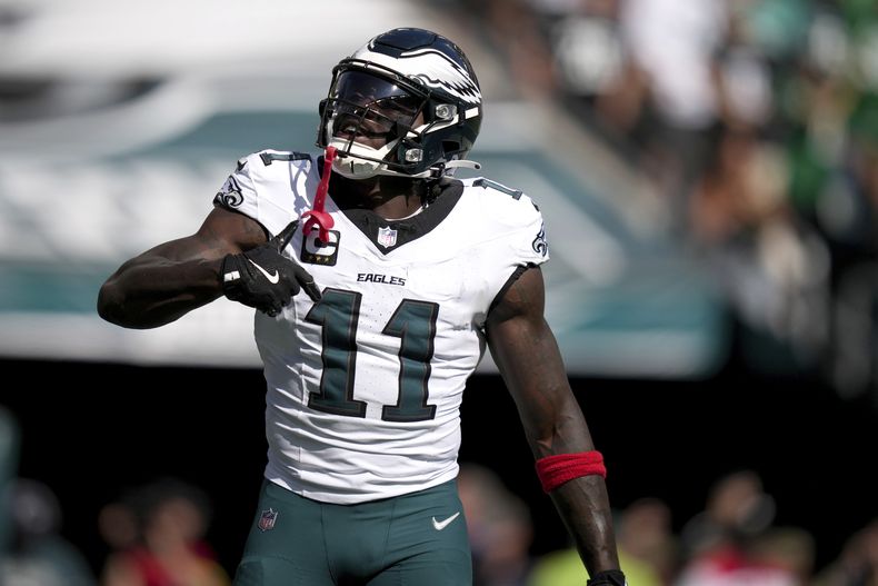 A.J. Brown (11), wide receiver de los Eagles de Filadelfia, celebra después de anotar un touchdown durante la segunda mitad del partido de la NFL en contra de los Rams de Los Ángeles, el domingo 21 de septiembre de 2025, en Filadelfia. (AP Foto/Matt Slocum)