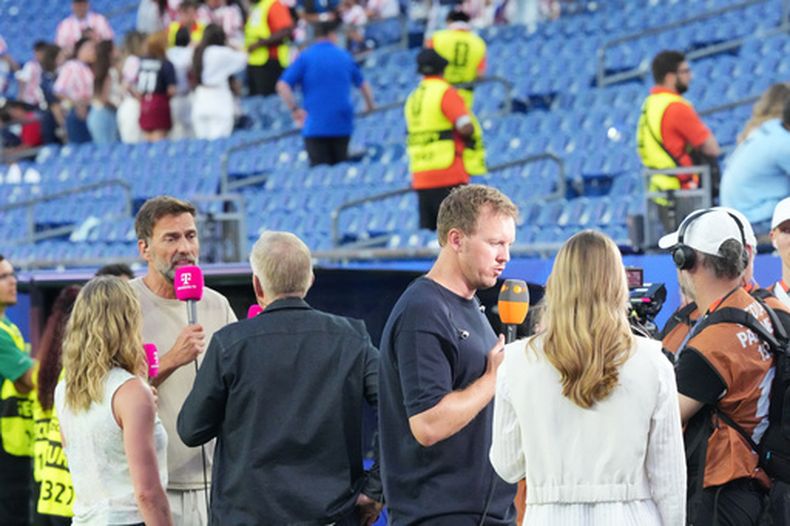 Jurgen Klopp (izquierda) y el seleccionador alemán Julian Nagelsmann brindan entrevistas tras la derrota de Alemania a manos de Paraguay en los 16vos de final del Mundial, el lunes 29 de junio de 2026, en Foxborough, Massachusetts. (AP Foto/Martin Meissner)