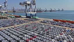 Vista aérea de automóviles que esperan para ser embarcados en un ro-ro, en un muelle de la ciudad de Yantai, en la provincia oriental china de Shandong, el 30 de marzo de 2025. (Chinatopix Via AP) CHINA OUT