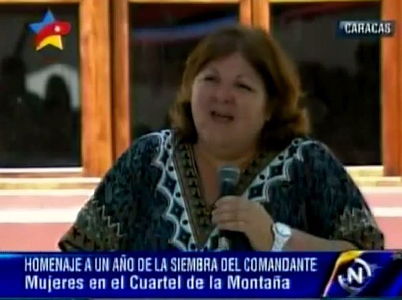 La hija del guerrillero 'Che' Guevara rindió homenaje al fallecido caudillo Hugo Chávez frente a su tumba, en Caracas, Venezuela. Y lo hizo cantando y desafinando, algo que, según ella, no hace muy bien.