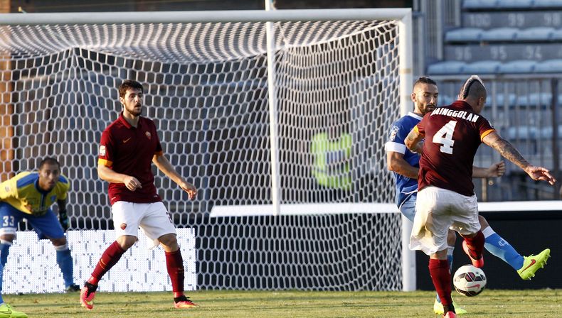 El jugador de la Roma, Radja Nainggolan, derecha, remata y anota un gol contra Empoli en la Serie A el s&aacute;bado, 13 de septiembre de 2014, en Empoli, Italia. (AP Photo/Paolo Lazzeroni)