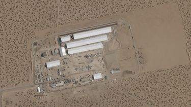 Esta imagen satelital del 7 de agosto de 2025 muestra la construcción de grandes carpas blancas para un nuevo centro de detención de inmigrantes en Fort Bliss, una base del Ejército estadounidense a las afueras de El Paso, Texas. Una vez finalizada, se prevé que la instalación, con un costo de 1.200 millones de dólares, albergue hasta 5.000 migrantes en proceso de deportación y sea la más grande de su tipo en Estados Unidos. (Planet Labs vía AP)