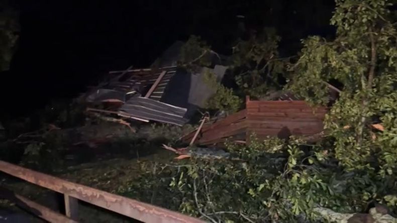 En esta imagen extraída de un video tomado por WDAM, árboles dañados y una estructura se ven tras una tormenta que golpeó parte del condado Lamar, Mississippi, el miércoles 6 de mayo de 2026. (WDAM via AP)