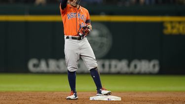 Altuve participa en 4 carreras; Astros se imponen a Rangers