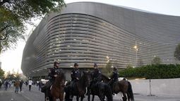 ARCHIVO - Policía con caballos afuera del estadio Santiago Bernabéu de Madrid previo a un partido de la Liga de Campeones entre el Real Madrid y Manchester City, el martes 9 de abril de 2024. (AP Foto/Andrea Comas)