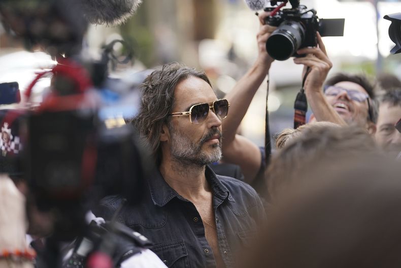 El cómico y actor Russell Brand llega al Tribunal de Magistrados de Westminster, en Londres, el 2 de mayo de 2025, para enfrentar acusaciones de violación y abusos sexuales que implican a cuatro mujeres, (AP Foto/Alberto Pezzali)