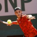 Francisco Cerúndolo devuelve ante Holger Rune en los octavos de final del Abierto de Francia, el lunes 5 de junio de 2023. (AP Foto/Jean-Francois Badias)