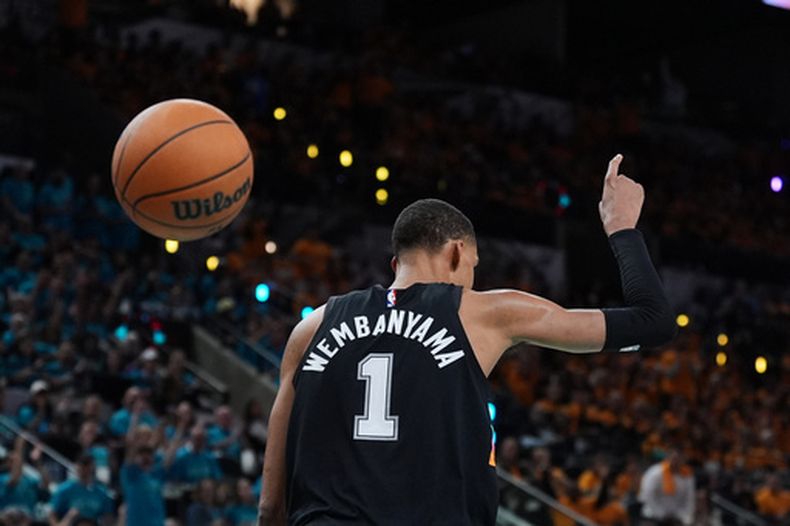 Victor Wembanyama (1), de los Spurs de San Antonio, celebra después de anotar frente a los Trail Blazers de Portland, durante la segunda mitar del primer juego de la serie de playoffs de primera ronda, el domingo 19 de abril de 2026, en San Antonio. (AP Foto/Eric Gay)