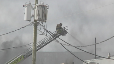 voraz incendio obligo al desalojo de una fabrica en opa locka