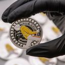 Esta fotografía, proporcionada por la Casa Real de Moneda el 15 de noviembre de 2025, muestra una moneda del Reino Unido para celebrar a uno de los más grandes artistas de todos los tiempos, Freddie Mercury. (Royal Mint via AP)