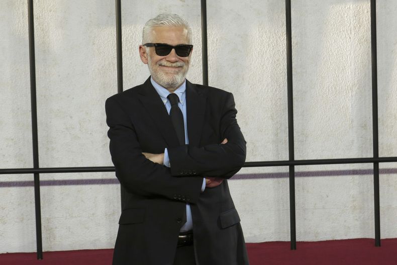 El director mexicano Luis Estrada posa en la alfombra roja de la serie de Netflix Las muertas en la Ciudad de México, el lunes 8 de septiembre de 2025. (Foto AP/Berenice Bautista)