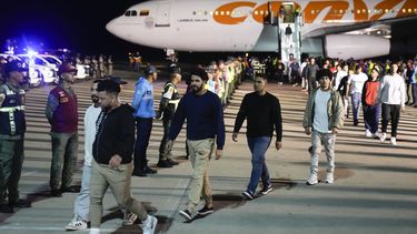 Migrantes venezolanos deportados de Estados Unidos a su llegada al Aeropuerto Internacional Simón Bolívar, en Maiquetía, Venezuela, el lunes 24 de marzo de 2025. (AP Foto/Ariana Cubillos)