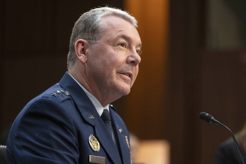 ARCHIVO – El teniente general Jeffrey Kruse, director de la Agencia de Inteligencia de la Defensa de Estados Unidos, habla en una audiencia en el Capitolio, el 2 de mayo de 2024, en Washington. (AP Foto/Mark Schiefelbein, Archivo)