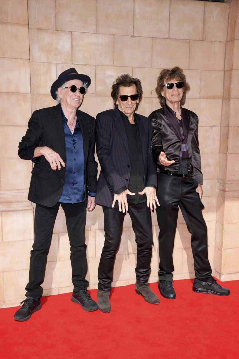 Keith Richards, de izquierda a derecha, Ronnie Wood, y Mick Jagger posan para retratos a su llegada al anuncio del lanzamiento de su álbum Hackney Diamonds el miércoles 6 de septiembre de 2023 en Londres. (Scott Garfitt/Invision/AP)