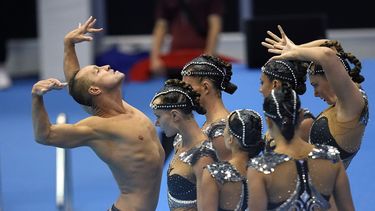 Bill May lidera al equipo de Estados Unidos durante la competencia por equipos de la natación artística en el Campeonato del Mundo de Natación en Fukuoka, Japón el sábado 15 de julio del 2023. (AP Foto/David J. Phillip)