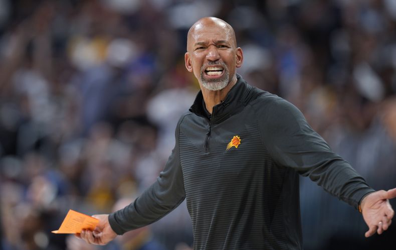 ARCHIVO - Monty Williams, entrenador de los Suns de Phoenix, discute una decisión arbitral durante el quinto partido de las semifinales de la Conferencia del Oeste ante los Nuggets de Denver, el martes 9 de mayo de 2023 (AP foto/David Zalubowski)