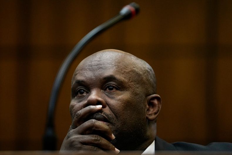 Shadrack Sibiya, antes subjefe policial en Sudáfrica, en el tribunal en Johannesburgo, el 29 de septiembre del 2026. (AP foto/Themba Hadebe)