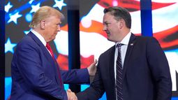 El entonces expresidente y candidato presidencial Donald Trump con el vicegobernador de Georgia Burt Jones, en Zebulon, Georgia, el 23 de octubre del 2024. (AP foto/Alex Brandon)