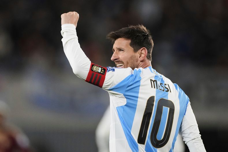 El capitán de Argentina Lionel Messi celebra tras anotar el tercer gol de su equipo contra Venezuela por las eliminatorias para el Mundial 2026 en el estadio Monumental de Buenos Aires, Argentina, martes 4 septiembre, 2025. (AP Foto/Gustavo Garello)