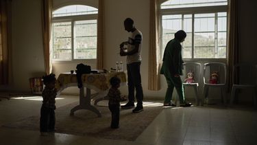 Una familia en un salón de bodas de un centro de caridad que se ha utilizado como refugio temporal para personas desplazadas en la ciudad cisjordana de Anabta, el jueves 3 de abril de 2025. (AP Foto/Leo Correa)