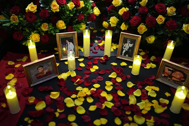 Un altar con fotografías enmarcadas del cantautor mexicano Juan Gabriel se exhibe durante un homenaje previo al décimo aniversario de su fallecimiento en el Salón Tenampa de la Ciudad de México, el jueves 27 de agosto de 2026. (Foto AP/Eduardo Verdugo)