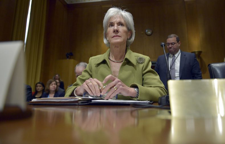 La secretaria de salud y servicios humanos, Kathleen Sebelius, en el Capitolio en Washington el 10 de abril del 2014. El presidente Barack Obama se aprestaba a anunciar el viernes 11 de abril del 2014 la renuncia de Sebelius, y postular como su reemplazan